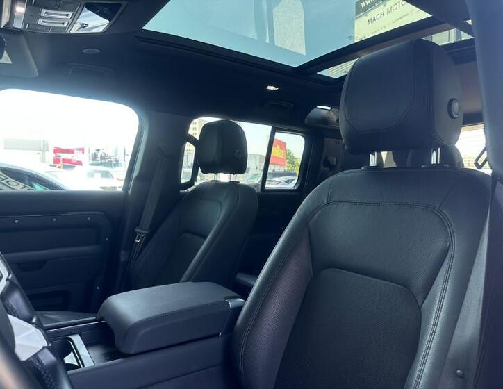 Land Rover Defender 6