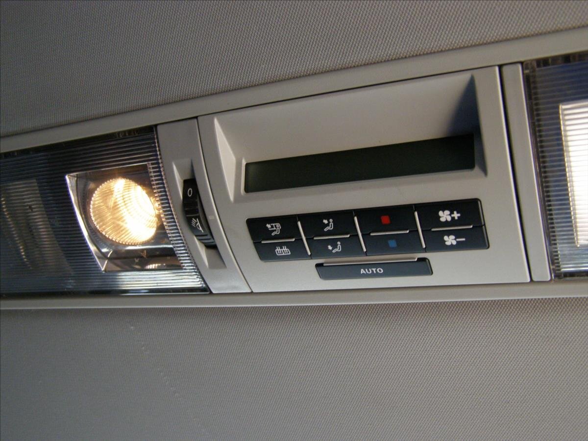 Volkswagen Caravelle MPV 2,5 l 128 kw