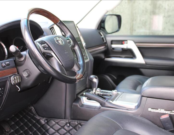 Toyota Land Cruiser 16