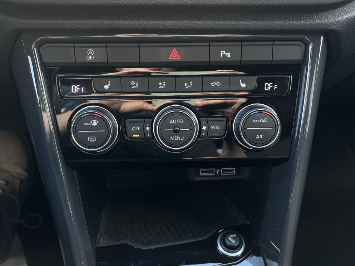 Volkswagen T-Roc SUV / Terénní 2,0 l 140 kw