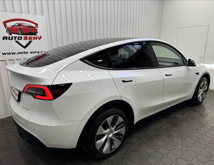 Tesla Model Y 8