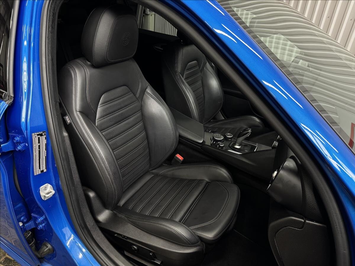 Alfa Romeo Giulia Sedan / Limuzína 2,0 l 206 kw