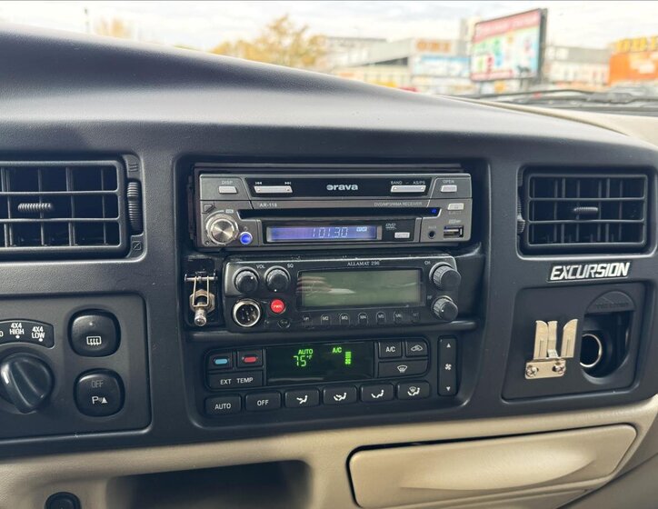 Ford Excursion SUV / Terénní 6,0 l 239 kw