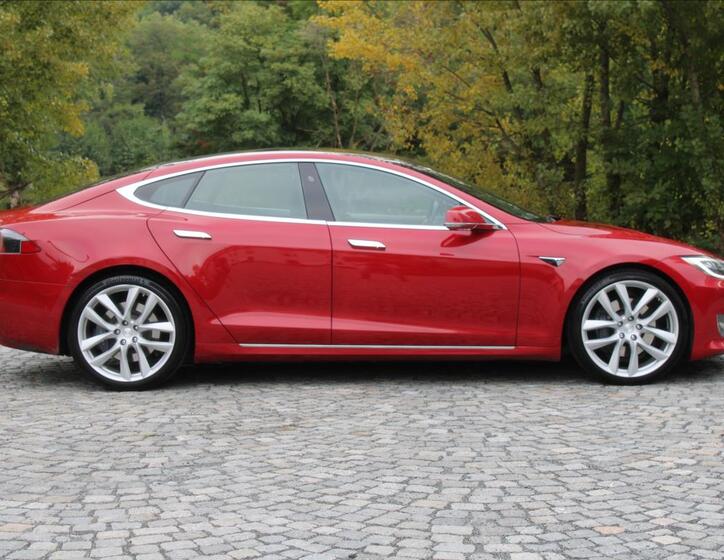 Tesla Model S 7