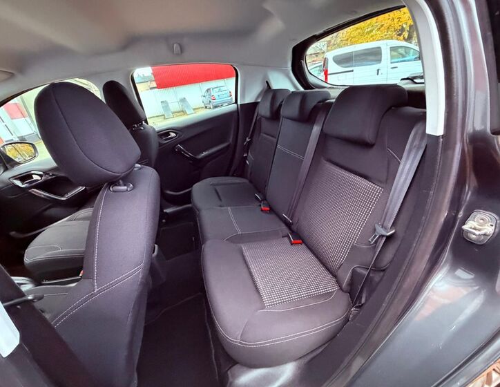 Peugeot 208 12