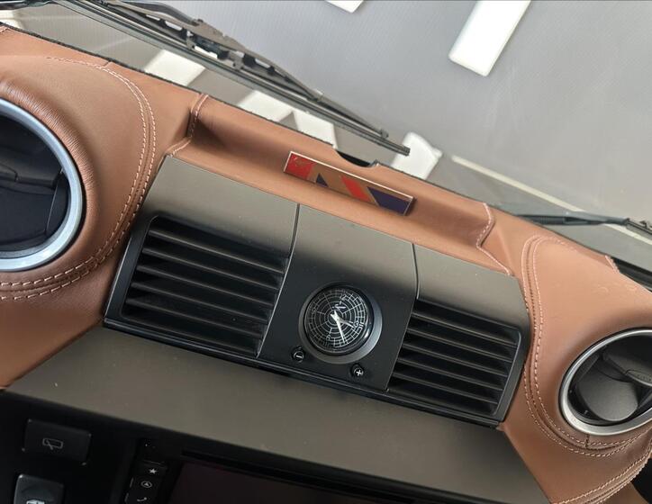Land Rover Defender 27