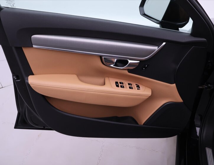 Volvo S90 Sedan / Limuzína 2,0 l 187 kw