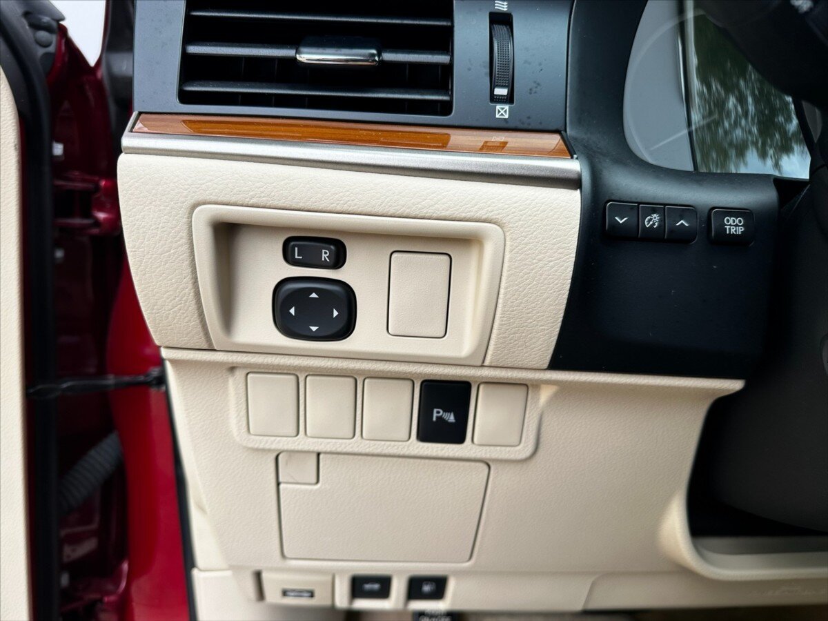 Lexus ES 300h Sedan / Limuzína 3,0 l 116 kw