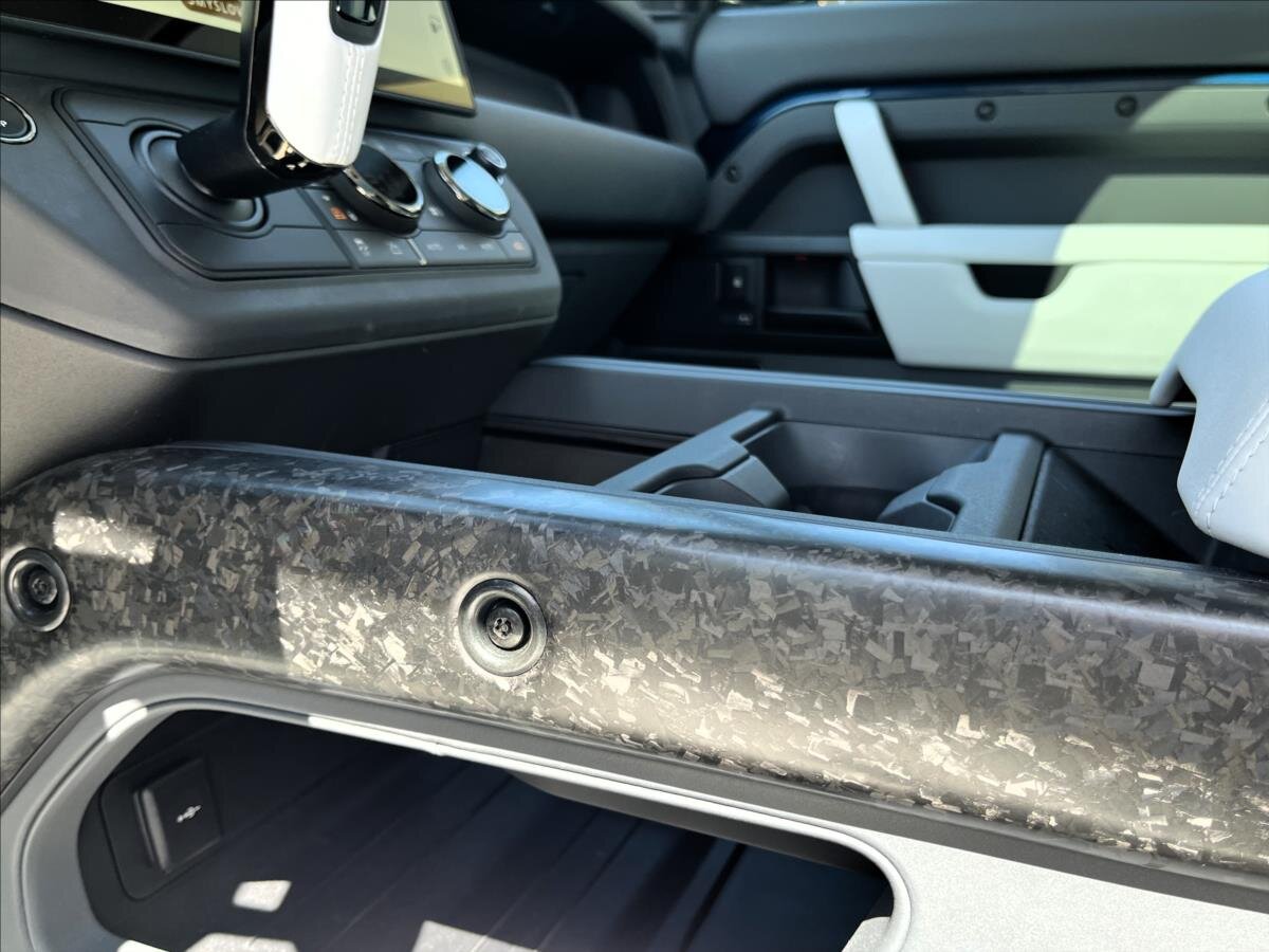 Land Rover Defender SUV / Terénní 4,4 l 467 kw