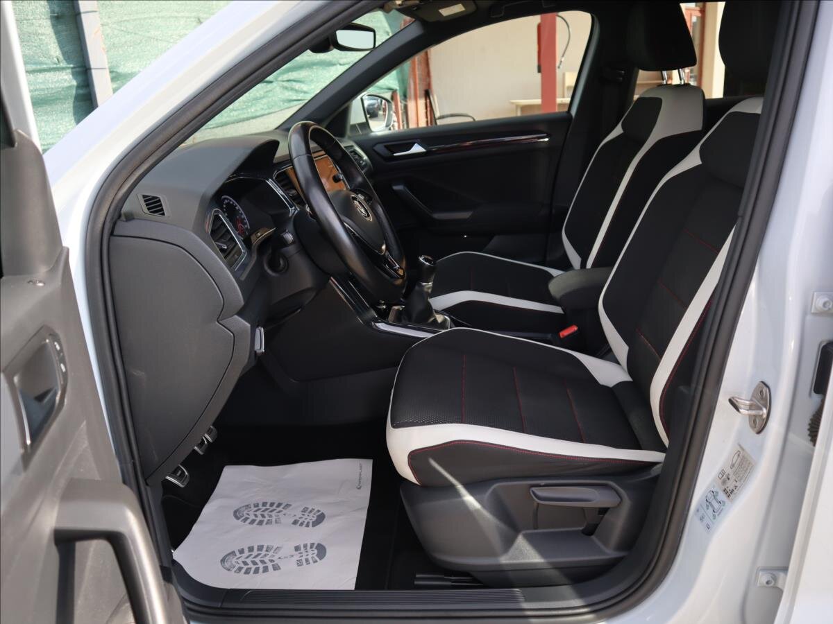 Volkswagen T-Roc CUV 1,5 l 110 kw