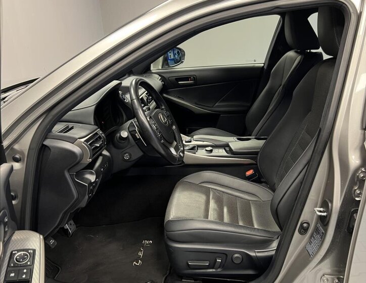 Lexus IS 300h Sedan / Limuzína 2,5 l 164 kw