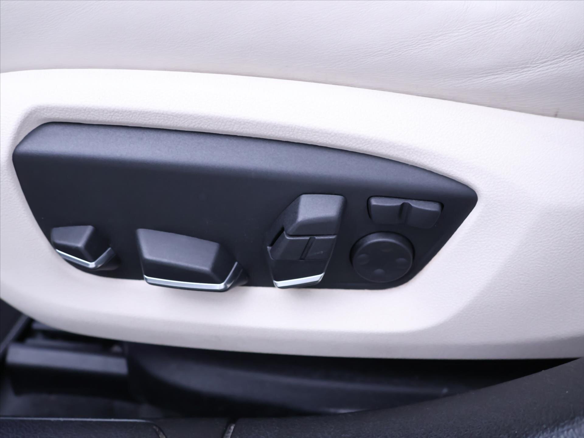 BMW Řada 7 Sedan 3,0 l 190 kw