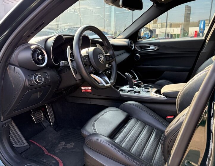 Alfa Romeo Giulia Sedan / Limuzína 2,0 l 206 kw