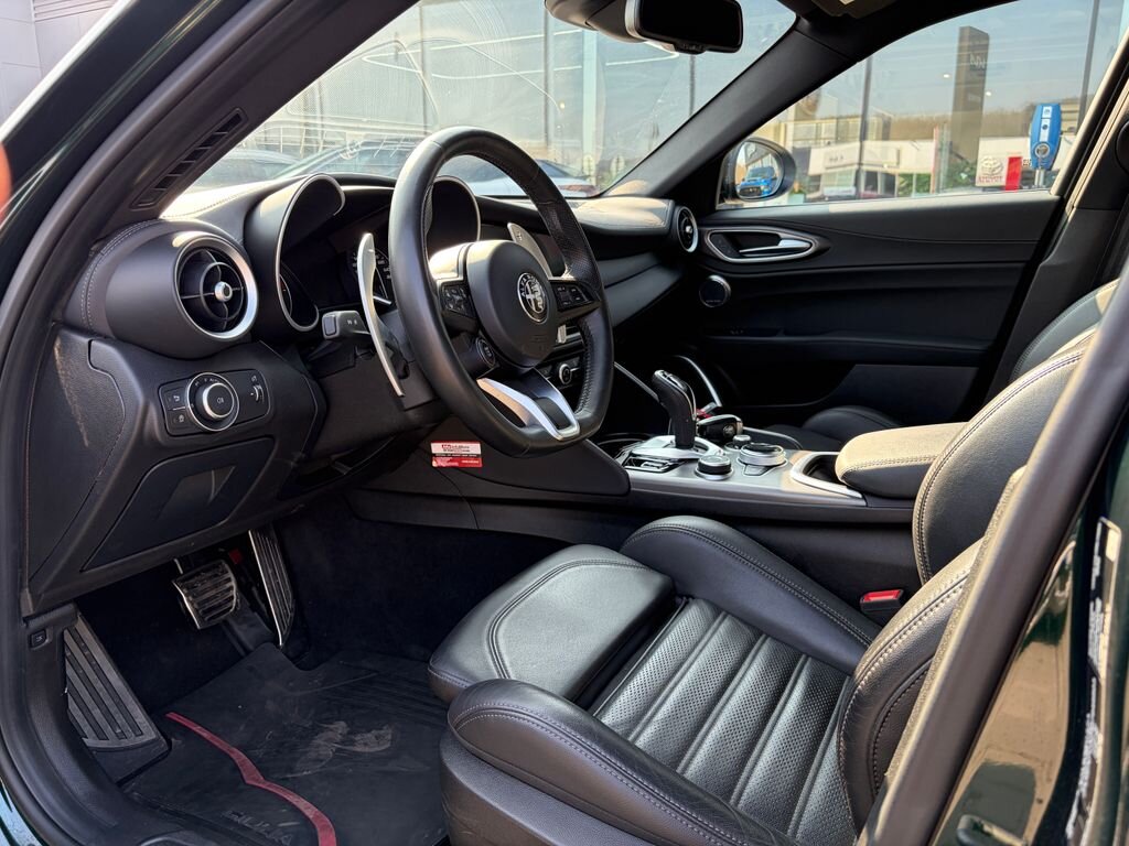 Alfa Romeo Giulia Sedan / Limuzína 2,0 l 206 kw