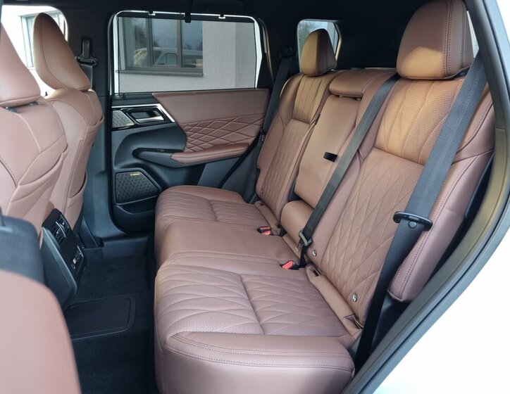 Mitsubishi Outlander SUV 2,4 l 225 kw