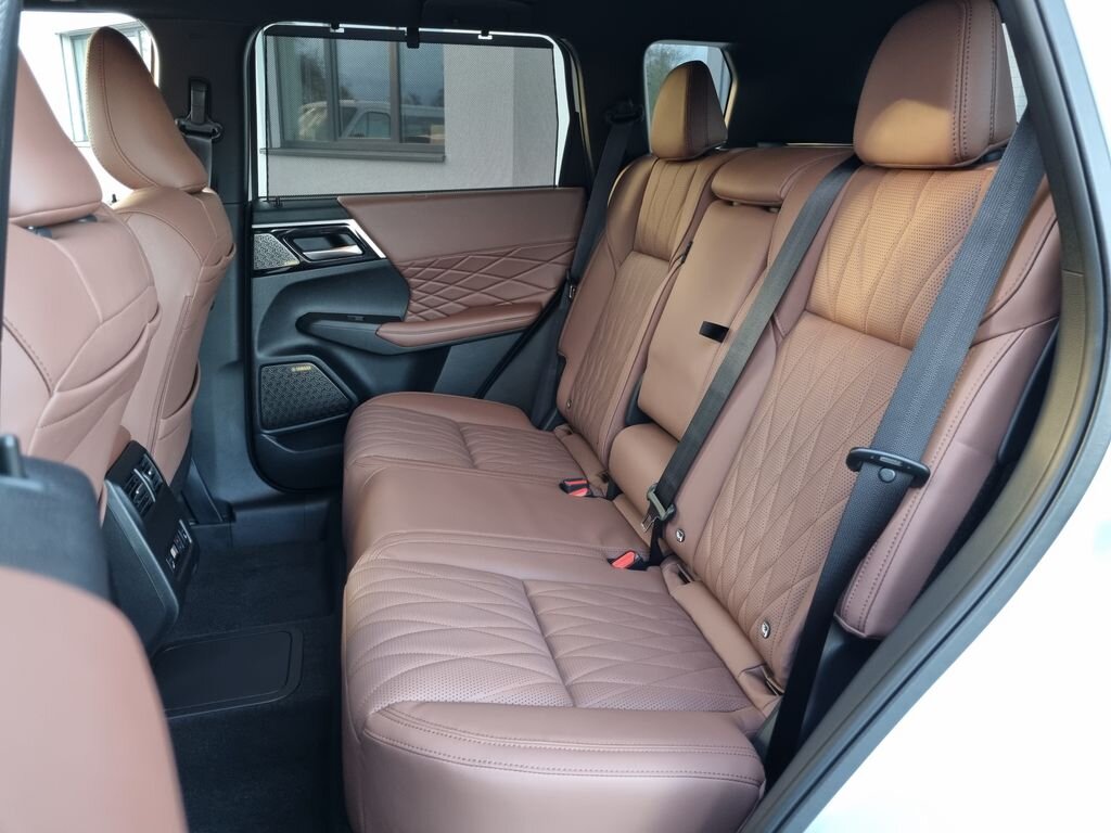 Mitsubishi Outlander SUV 2,4 l 225 kw