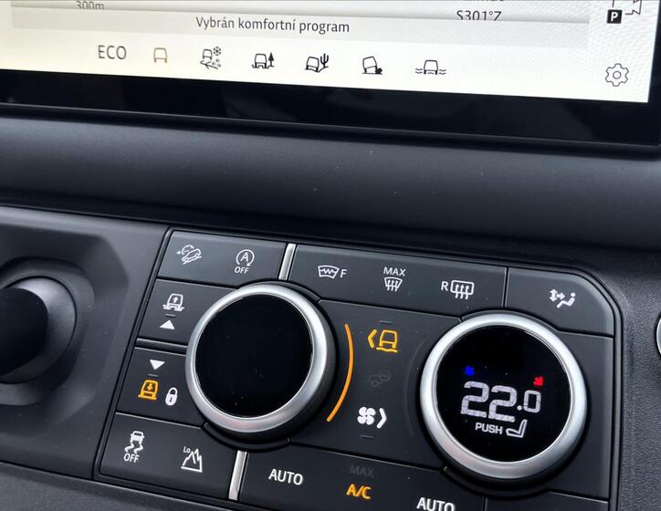 Land Rover Defender 26