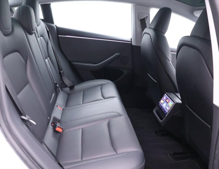 Tesla Model 3 Sedan / Limuzína 0,0 208 kw