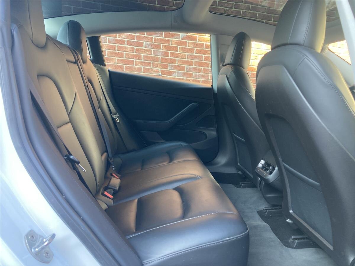 Tesla Model 3 Sedan 0,0 208 kw