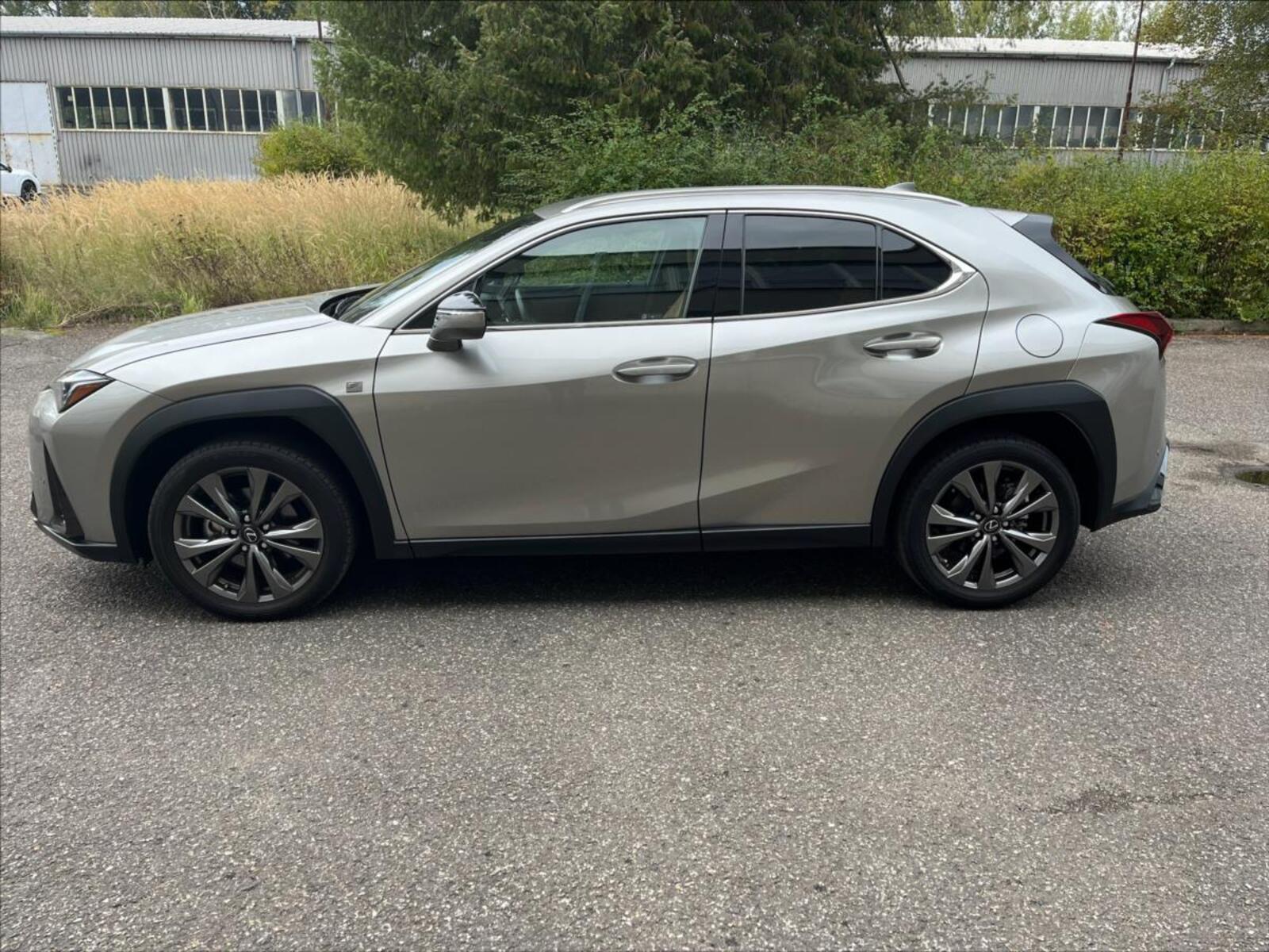 Lexus UX 250h 4