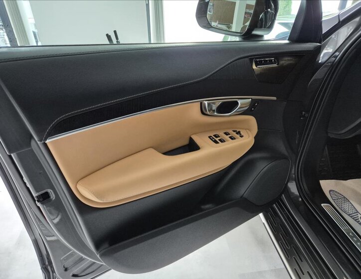 Volvo XC90 SUV / Terénní 2,0 l 180 kw