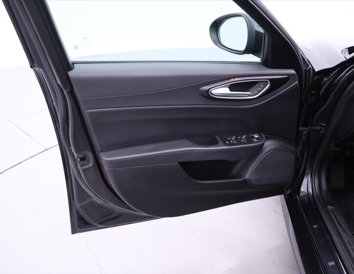 Alfa Romeo Giulia Sedan / Limuzína 2,1 l 110 kw