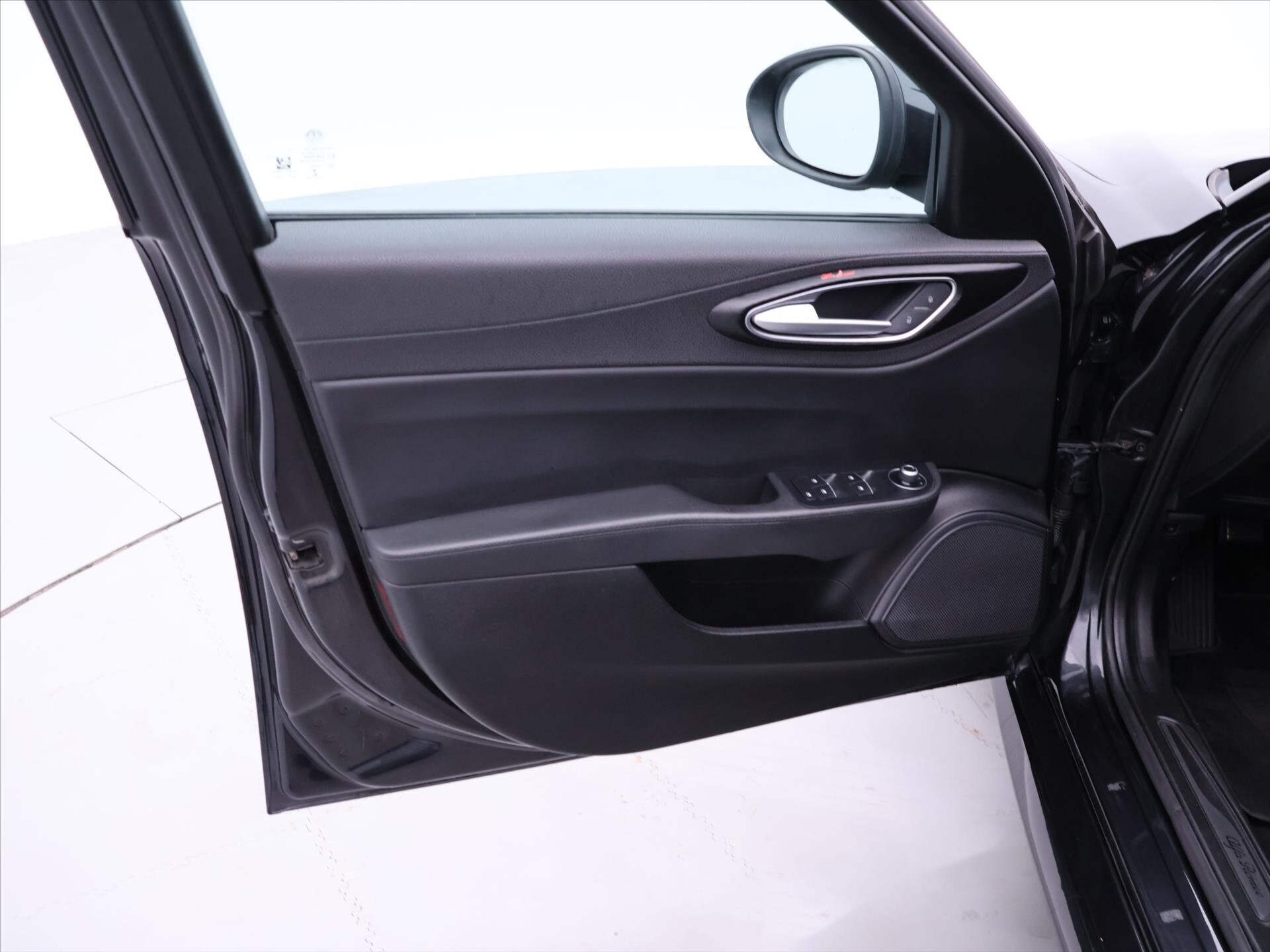 Alfa Romeo Giulia Sedan / Limuzína 2,1 l 110 kw