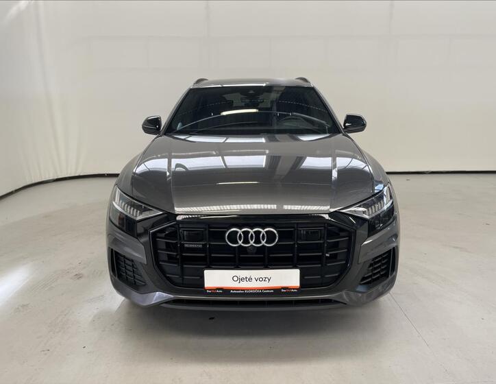 Audi Q8 4
