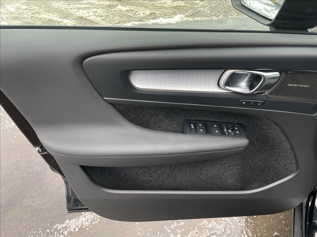 Volvo XC40 SUV / Terénní 2,0 l 145 kw