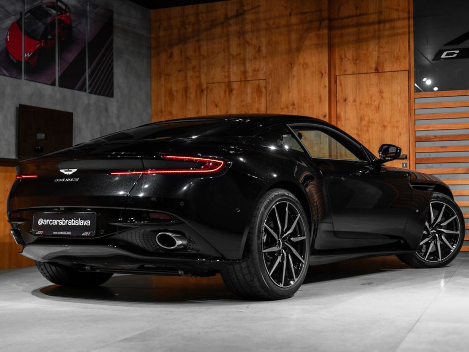 Aston Martin DB11 33