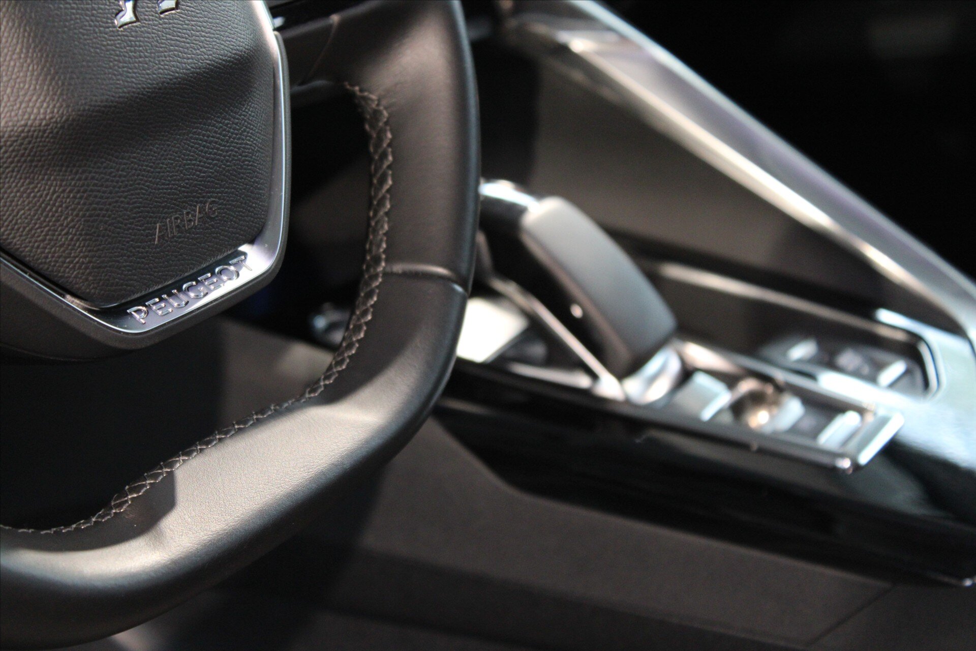 Peugeot 3008 SUV 1,6 l 165 kw