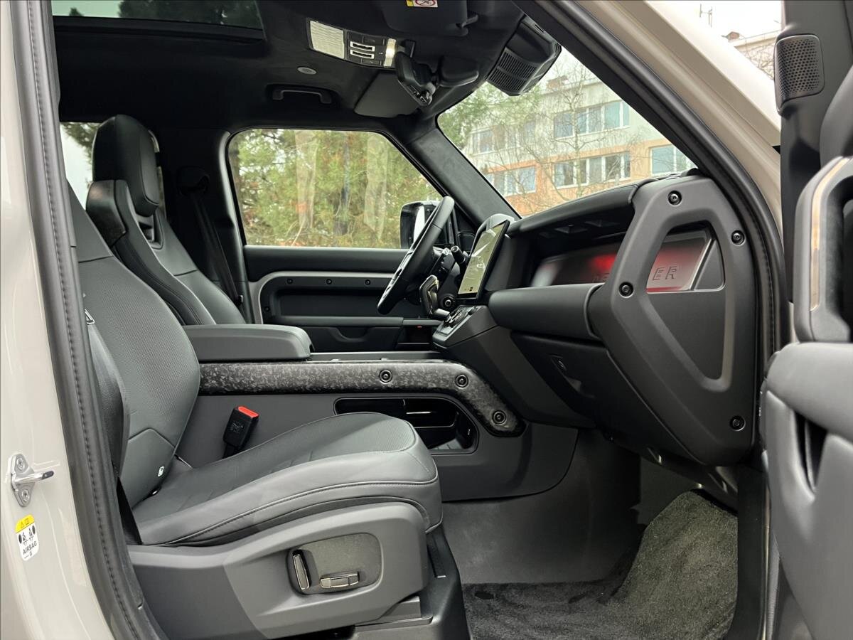 Land Rover Defender SUV / Terénní 4,4 l 467 kw