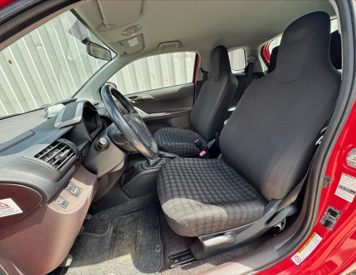 Toyota iQ Hatchback 998,0 50 kw