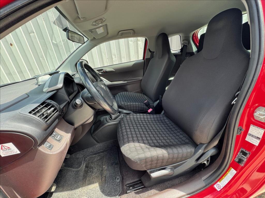 Toyota iQ Hatchback 998,0 50 kw