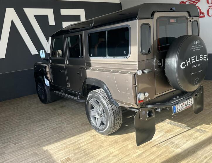 Land Rover Defender 9