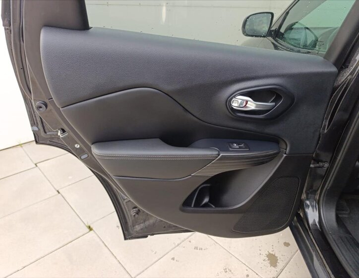 Jeep Cherokee SUV 3,2 l 200 kw