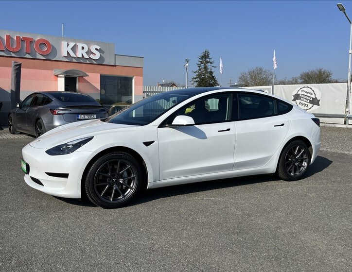 Tesla Model 3 Sedan / Limuzína 0,0 208 kw