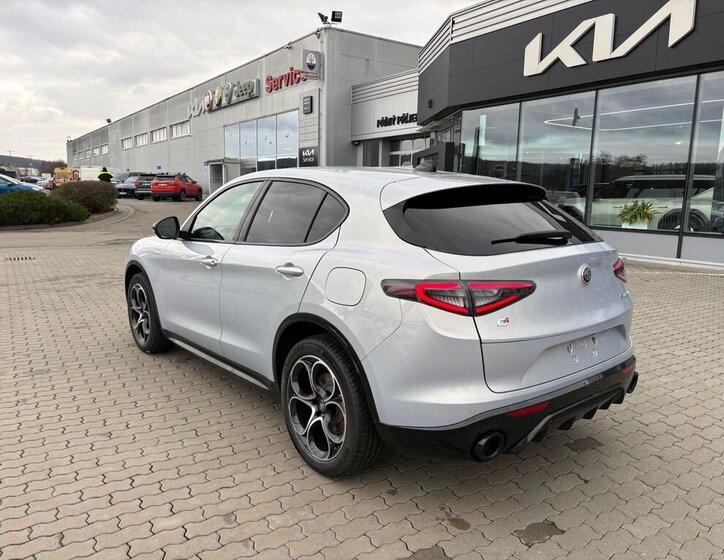Alfa Romeo Stelvio 5