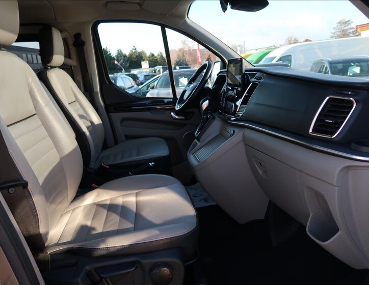 Ford Tourneo Custom 13