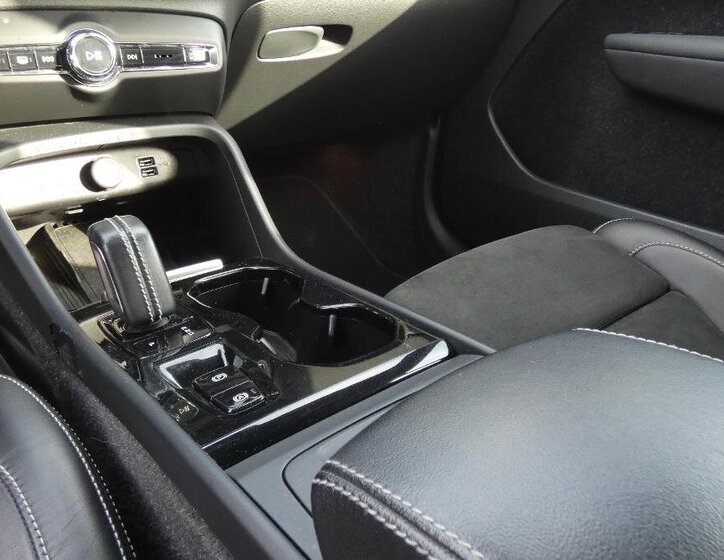 Volvo XC40 SUV / Terénní 2,0 l 145 kw