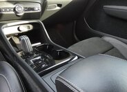 Volvo XC40 SUV / Terénní 2,0 l 145 kw