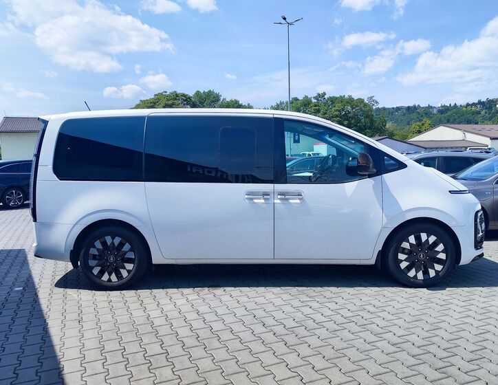 Hyundai Staria 4