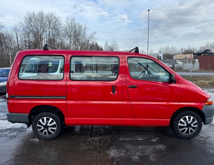 Toyota Hi-Ace Skříň 2,4 l 55 kw