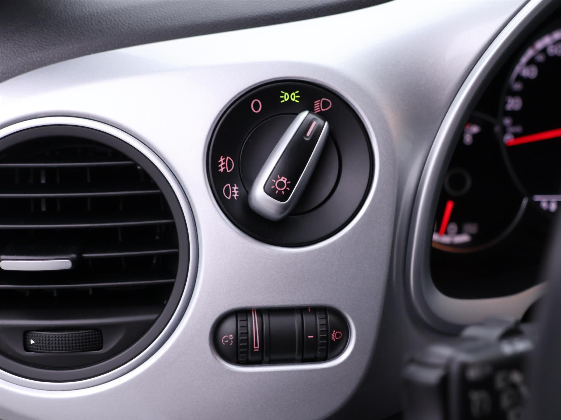 Volkswagen Beetle Hatchback 1,2 l 77 kw