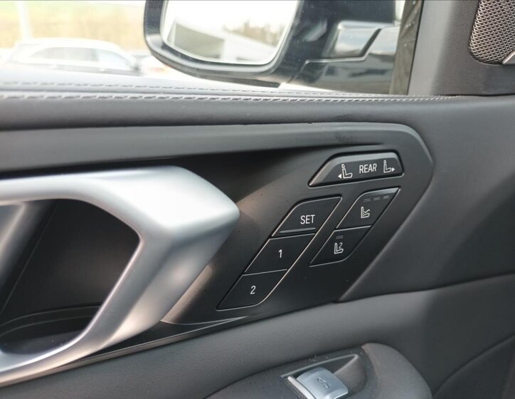 BMW X7 SUV / Terénní 4,4 l 390 kw