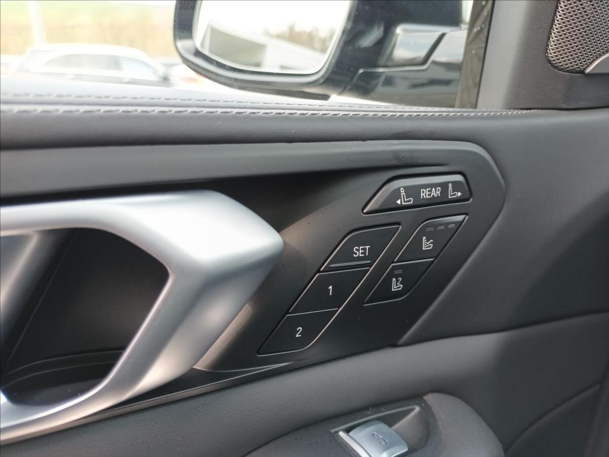 BMW X7 SUV / Terénní 4,4 l 390 kw