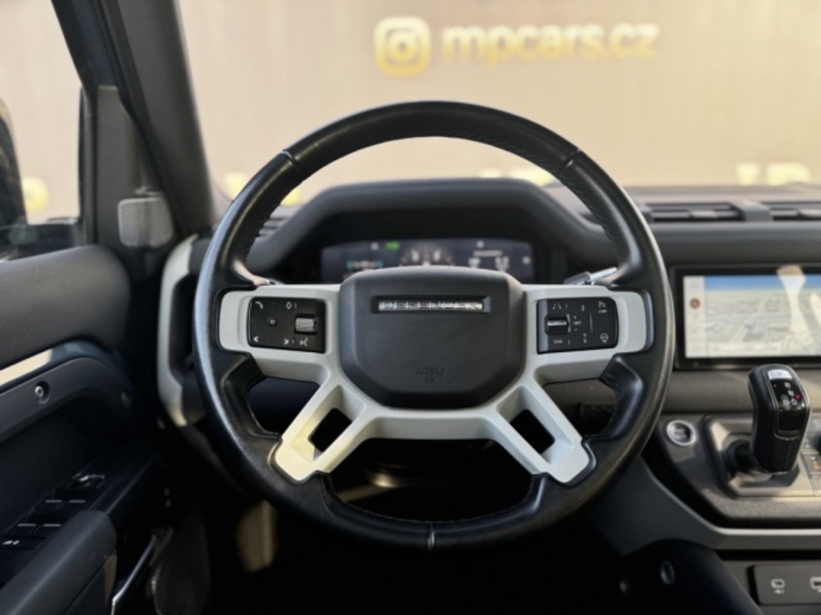 Land Rover Defender 16