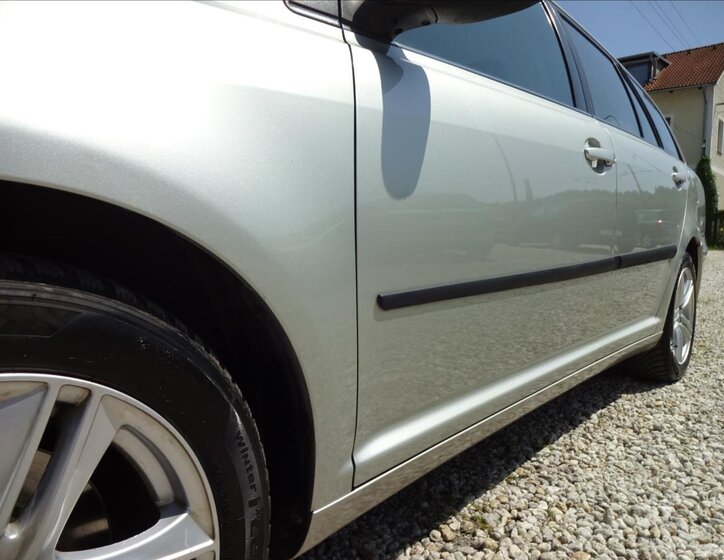 Toyota Avensis Kombi 2,0 l 93 kw