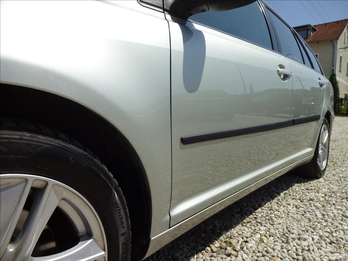 Toyota Avensis Kombi 2,0 l 93 kw