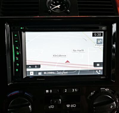 Land Rover Defender 19